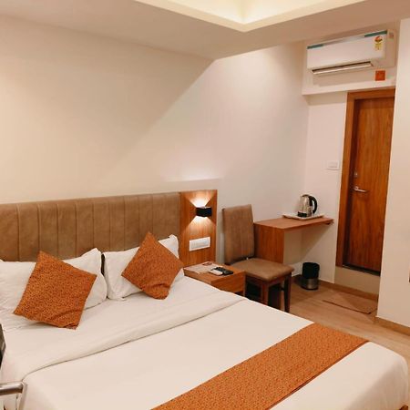 Hotel Black Burn Мумбаи Экстерьер фото
