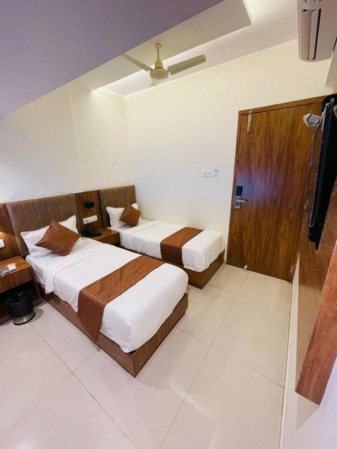 Hotel Black Burn Мумбаи Экстерьер фото