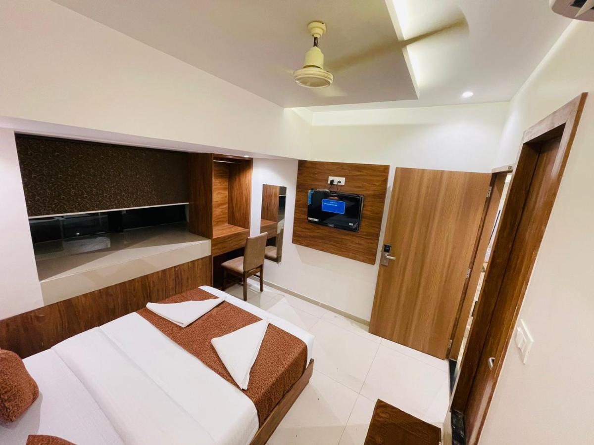 Hotel Black Burn Мумбаи Экстерьер фото