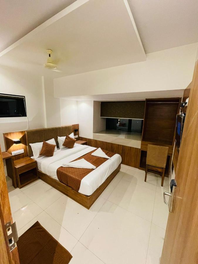 Hotel Black Burn Мумбаи Экстерьер фото