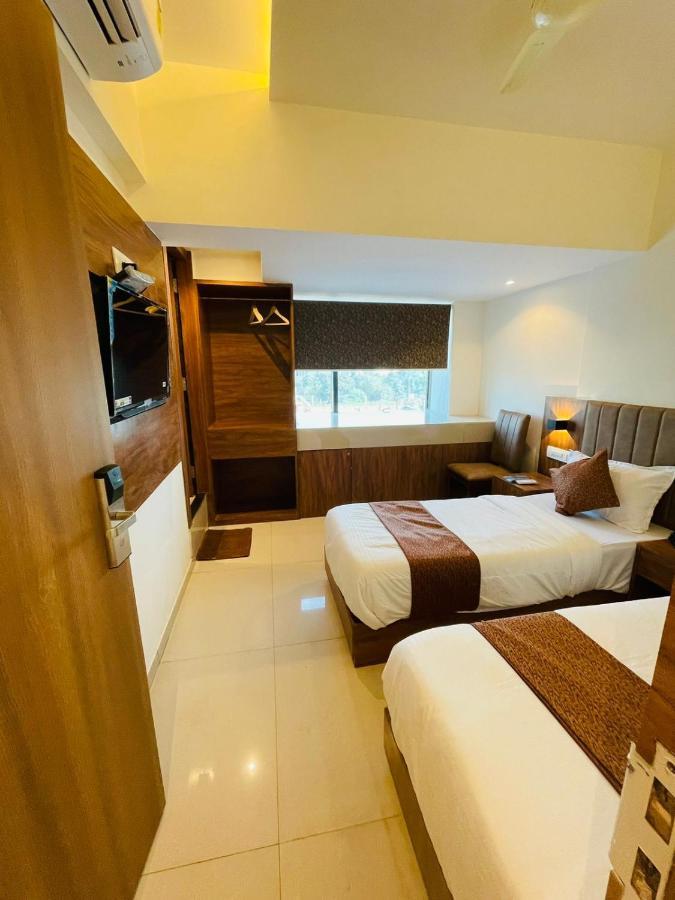Hotel Black Burn Мумбаи Экстерьер фото