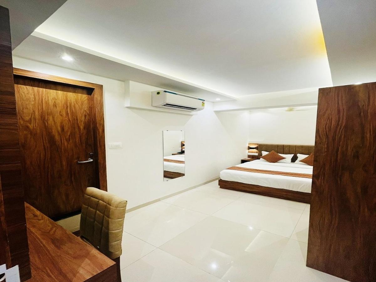 Hotel Black Burn Мумбаи Экстерьер фото
