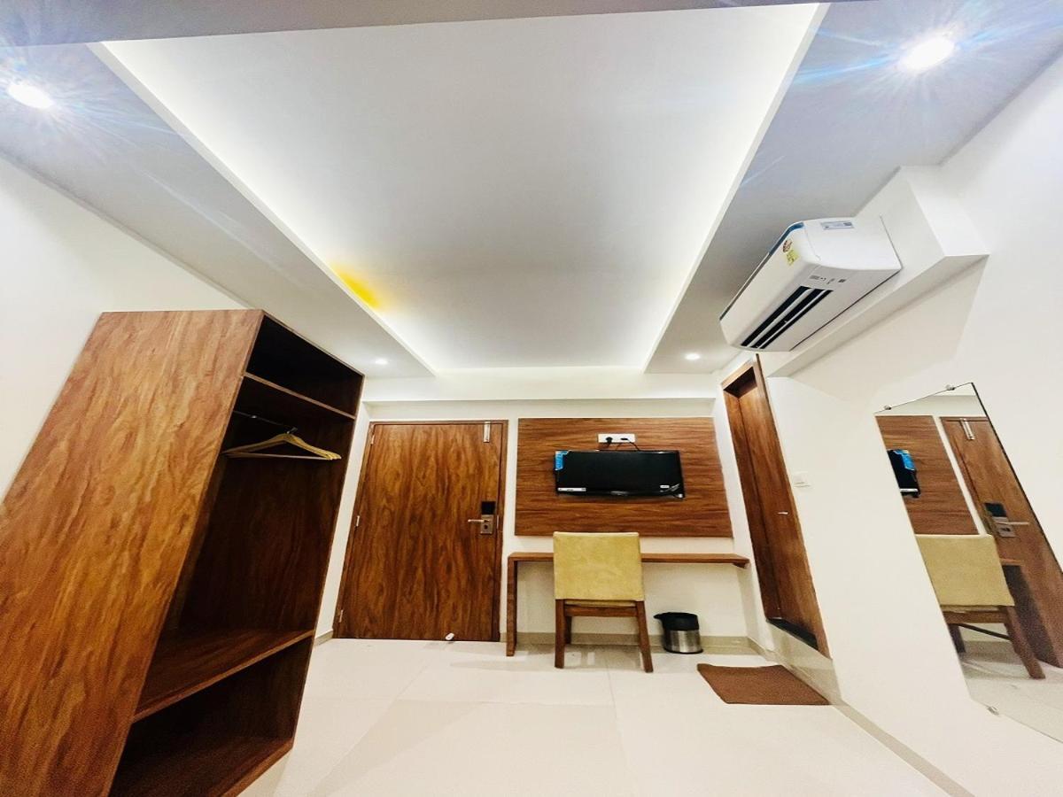 Hotel Black Burn Мумбаи Экстерьер фото