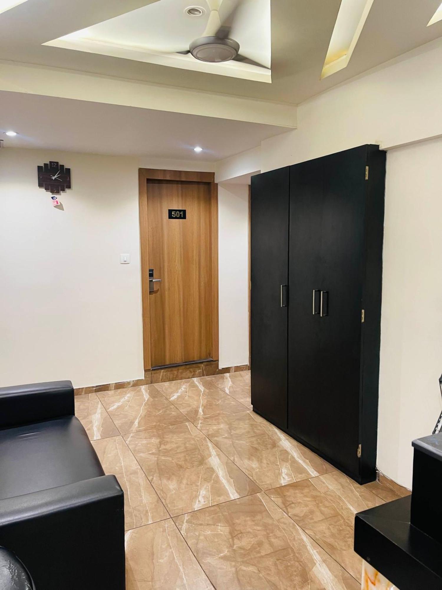 Hotel Black Burn Мумбаи Экстерьер фото