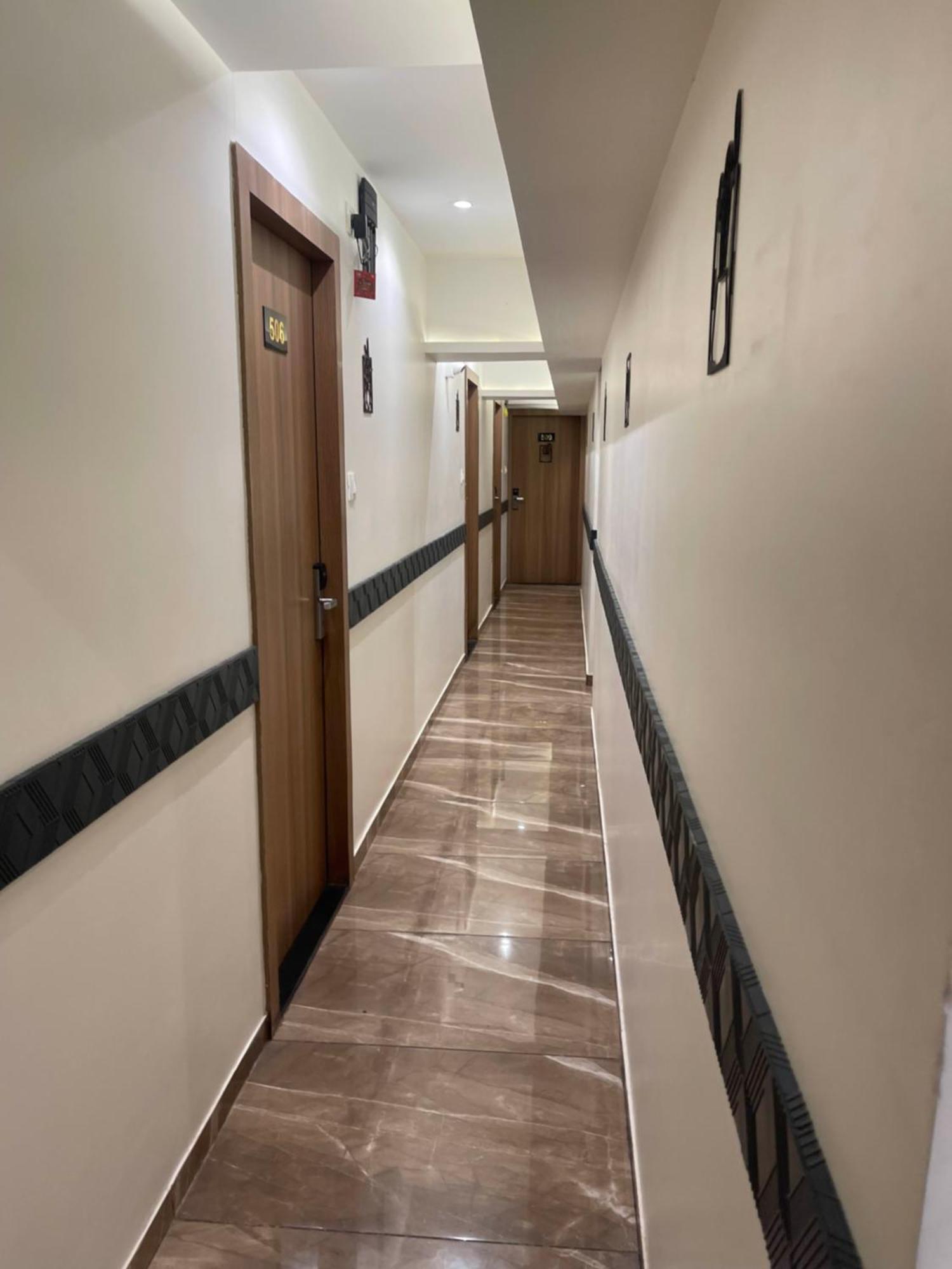 Hotel Black Burn Мумбаи Экстерьер фото