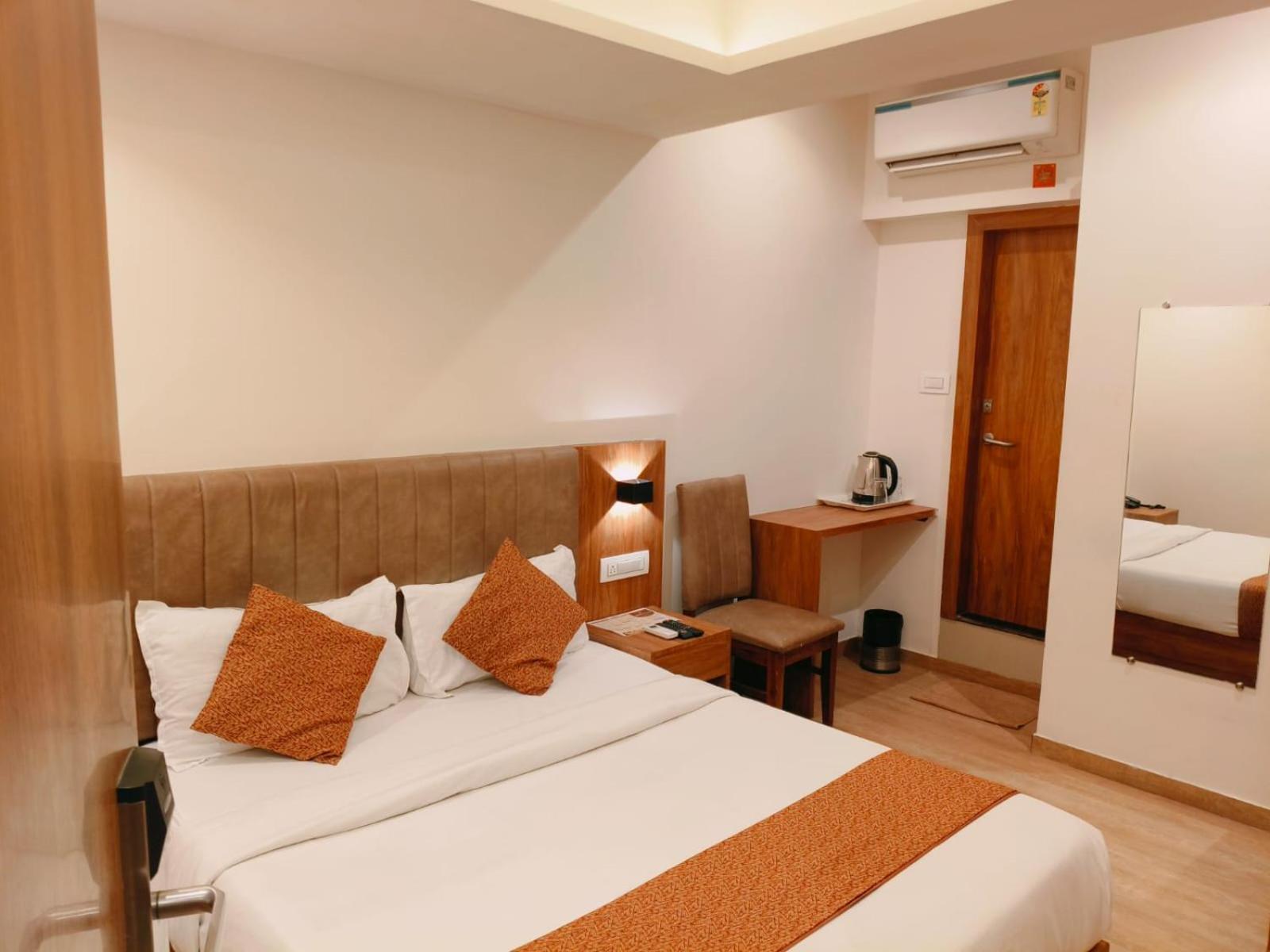Hotel Black Burn Мумбаи Экстерьер фото