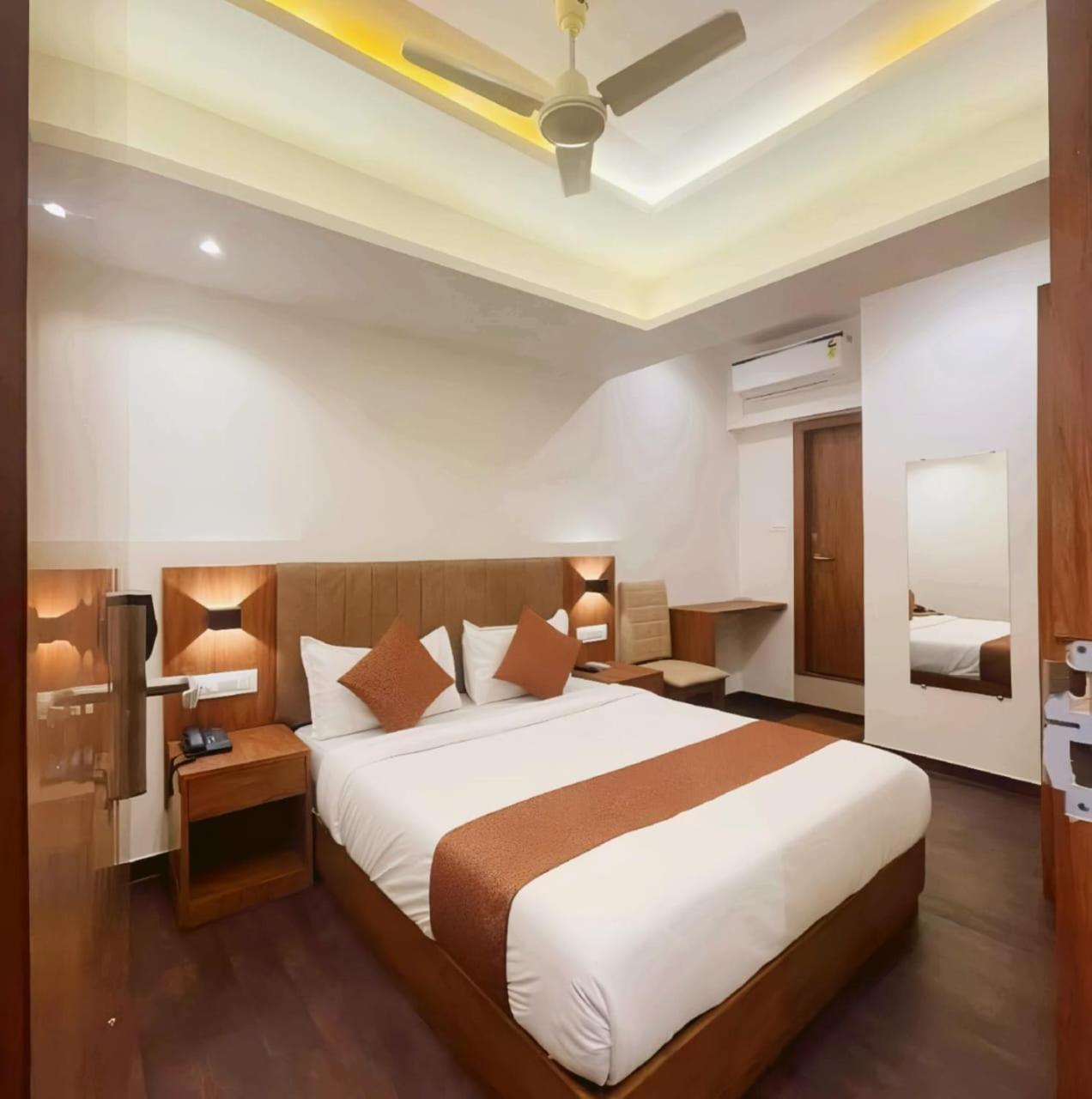 Hotel Black Burn Мумбаи Экстерьер фото